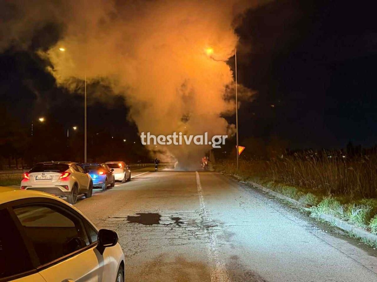 Το λεωφορείο τυλιγμένο στις φλόγες