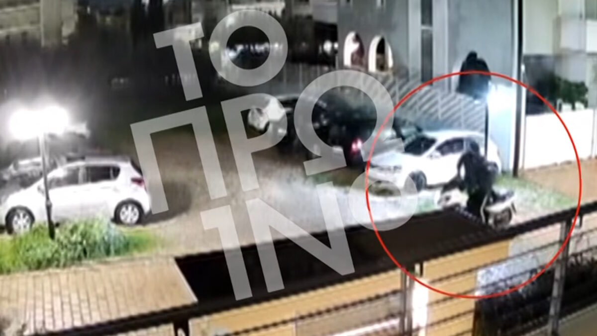 Οι δύο κουκουλοφόροι έξω από το σπίτι της Μαρίνας Σταυράκη