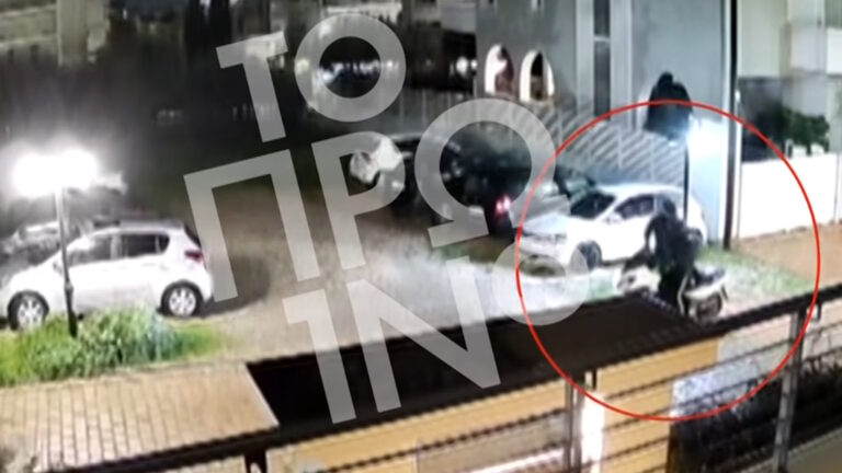 Οι δύο κουκουλοφόροι έξω από το σπίτι της Μαρίνας Σταυράκη