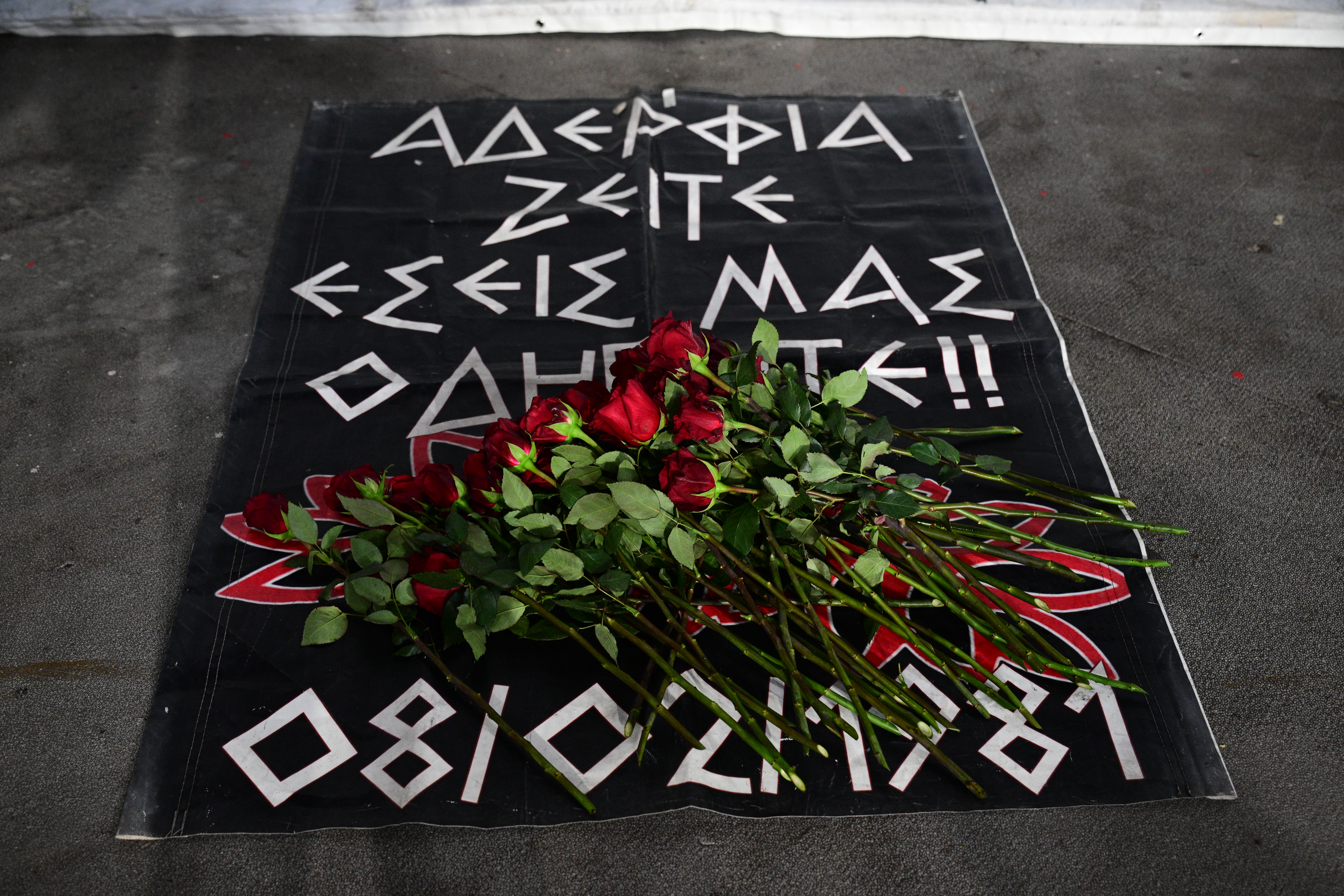 Τα λουλούδια στη μνήμη των θυμάτων της θύρας 7