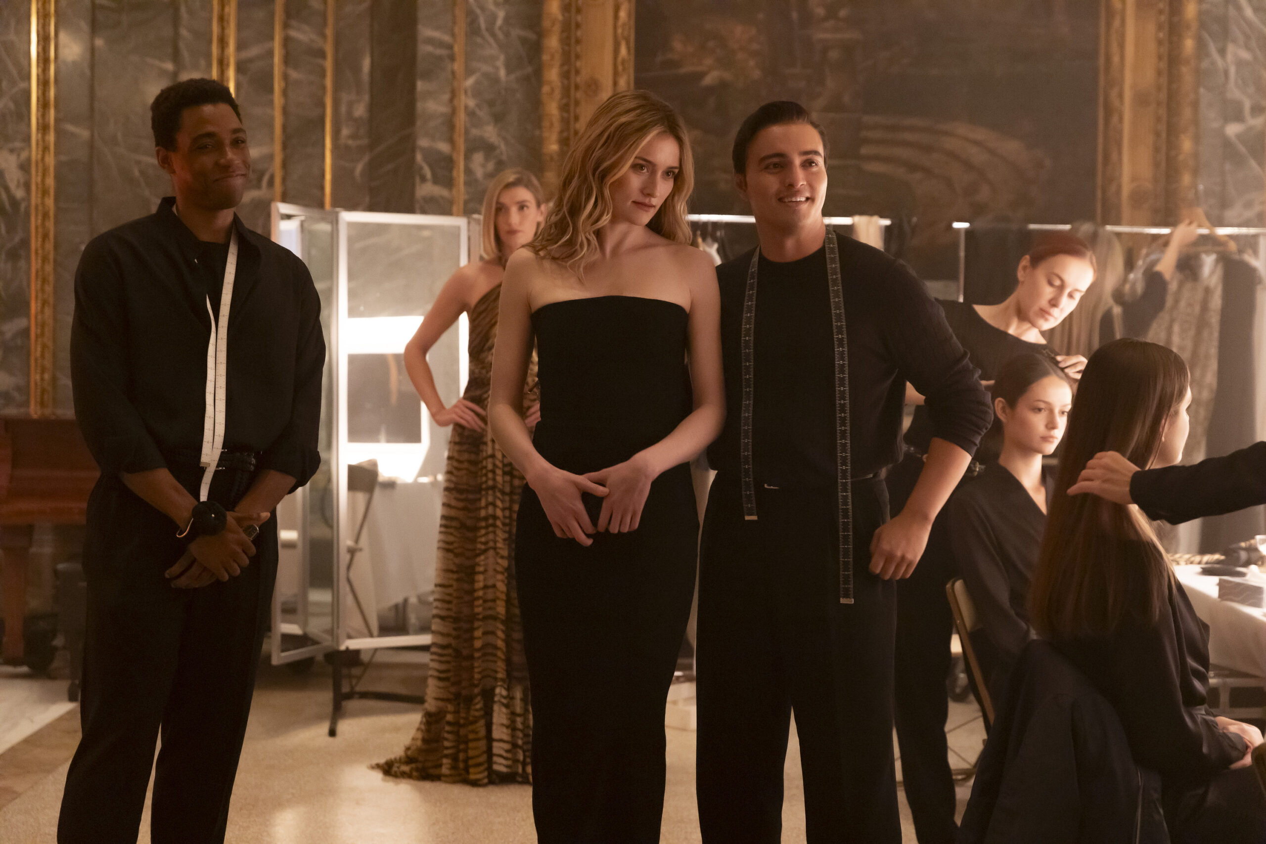 FX's Love Story: John F. Kennedy Jr. & Carolyn Bessette -- "Pilot" -- Season 1, Episode 1 (Airs Thurs., February 12) -- Pictured: (l-r) Omari K. Chancellor as Gordon Henderson, Sarah Pidgeon as Carolyn Bessette, Tonatiuh as Narisco Rodriguez. CR: Eric Liebowitz