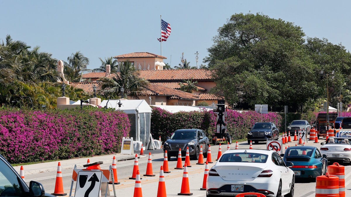 Αυτοκίνητα περνούν μπροστά από το θέρετρο Mar-a-Lago του προέδρου των ΗΠΑ Ντόναλντ Τραμπ, μετά την εκτέλεση ενός άνδρα οπλισμένου με καραμπίνα από την Μυστική Υπηρεσία των ΗΠΑ και την τοπική αστυνομία, ο οποίος παραβίασε την περίμετρο ασφαλείας του θέρετρου στο Παλμ Μπιτς