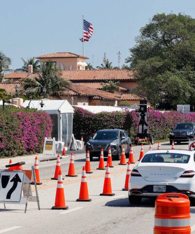 Αυτοκίνητα περνούν μπροστά από το θέρετρο Mar-a-Lago του προέδρου των ΗΠΑ Ντόναλντ Τραμπ, μετά την εκτέλεση ενός άνδρα οπλισμένου με καραμπίνα από την Μυστική Υπηρεσία των ΗΠΑ και την τοπική αστυνομία, ο οποίος παραβίασε την περίμετρο ασφαλείας του θέρετρου στο Παλμ Μπιτς