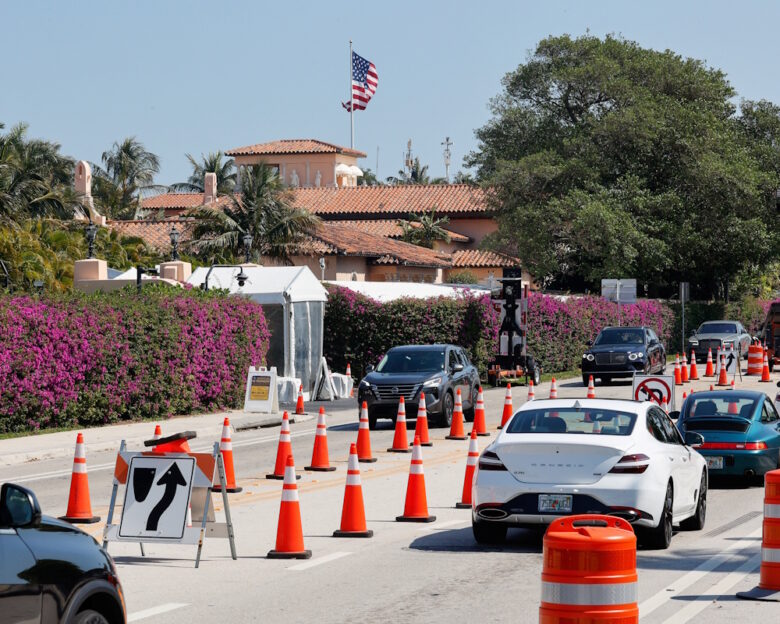 Αυτοκίνητα περνούν μπροστά από το θέρετρο Mar-a-Lago του προέδρου των ΗΠΑ Ντόναλντ Τραμπ, μετά την εκτέλεση ενός άνδρα οπλισμένου με καραμπίνα από την Μυστική Υπηρεσία των ΗΠΑ και την τοπική αστυνομία, ο οποίος παραβίασε την περίμετρο ασφαλείας του θέρετρου στο Παλμ Μπιτς