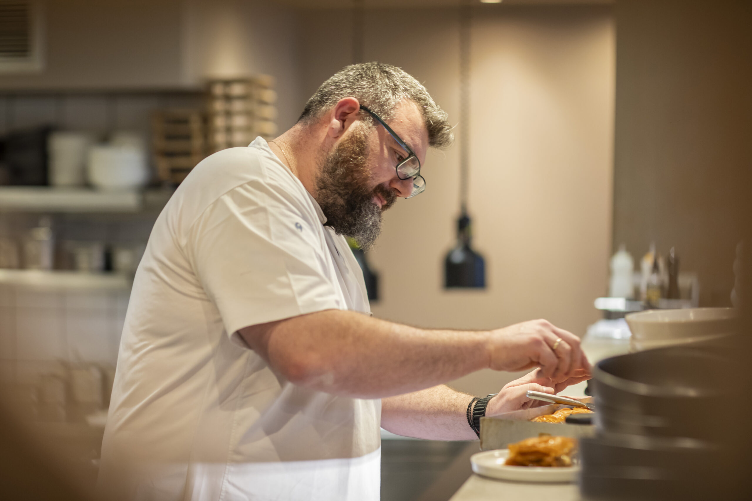 Ο σεφ Θωμάς Μάτσας εν δράσει.