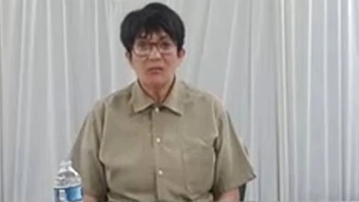 Η Γκισλέιν Μάξγουελ με φόρμα φυλακής ενώπιον Επιτροπής της Βουλής