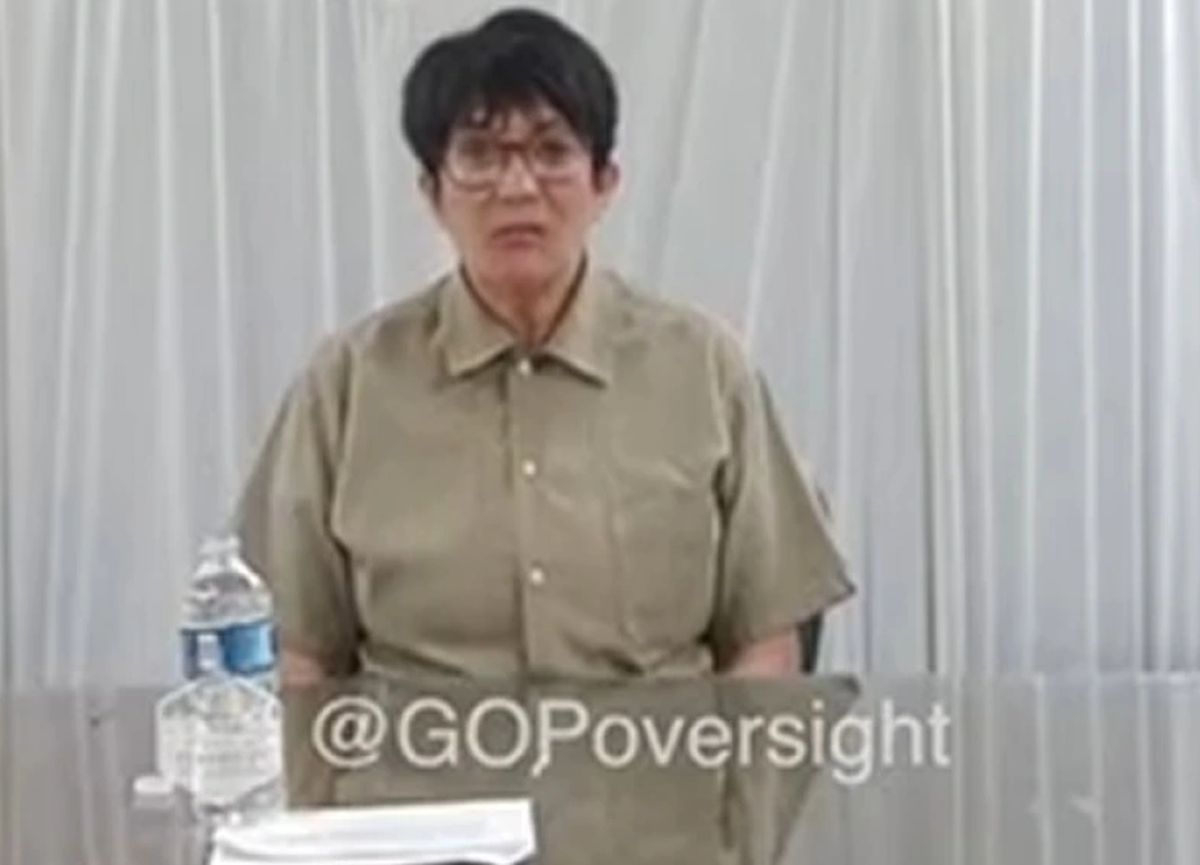 Η Γκισλέιν Μάξγουελ με φόρμα φυλακής ενώπιον Επιτροπής της Βουλής