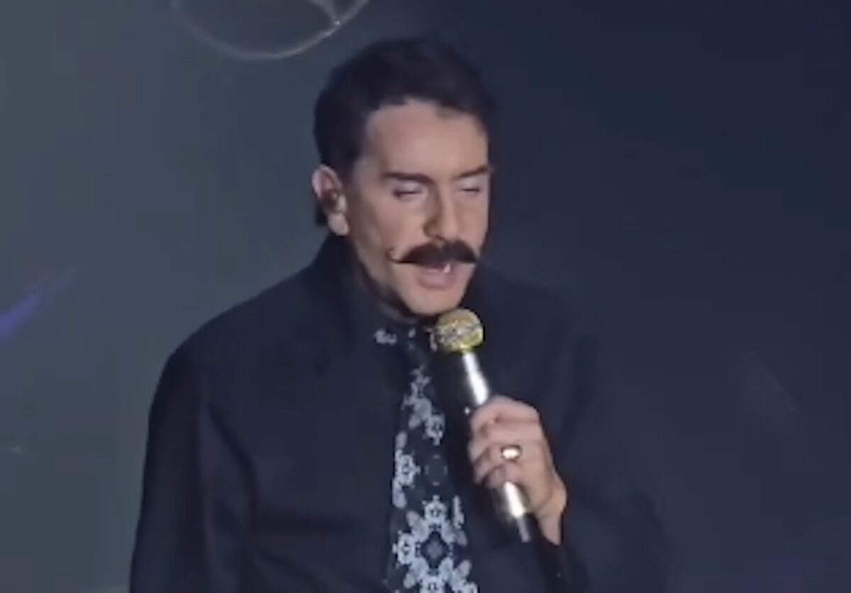 Ο Γιώργος Μαζωνάκης με μουστάκι μπροστά στους θαυμαστές του