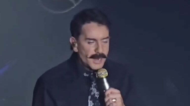 Ο Γιώργος Μαζωνάκης με μουστάκι μπροστά στους θαυμαστές του