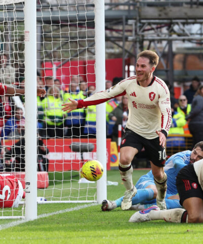 Ο ΜακΚάλιστερ πανηγυρίζει το γκολ της Λίβερπουλ