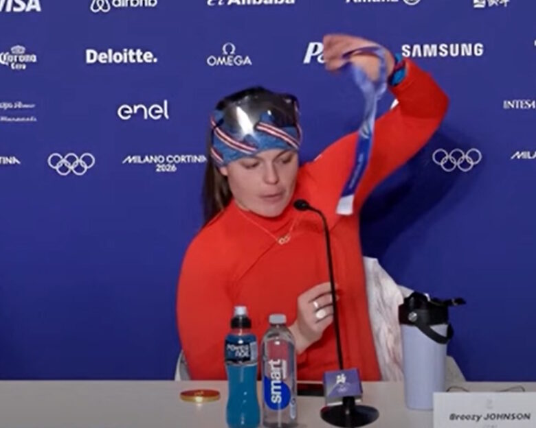 Η Μπρίτζι Τζόνσον με το χαλασμένο μετάλλιο