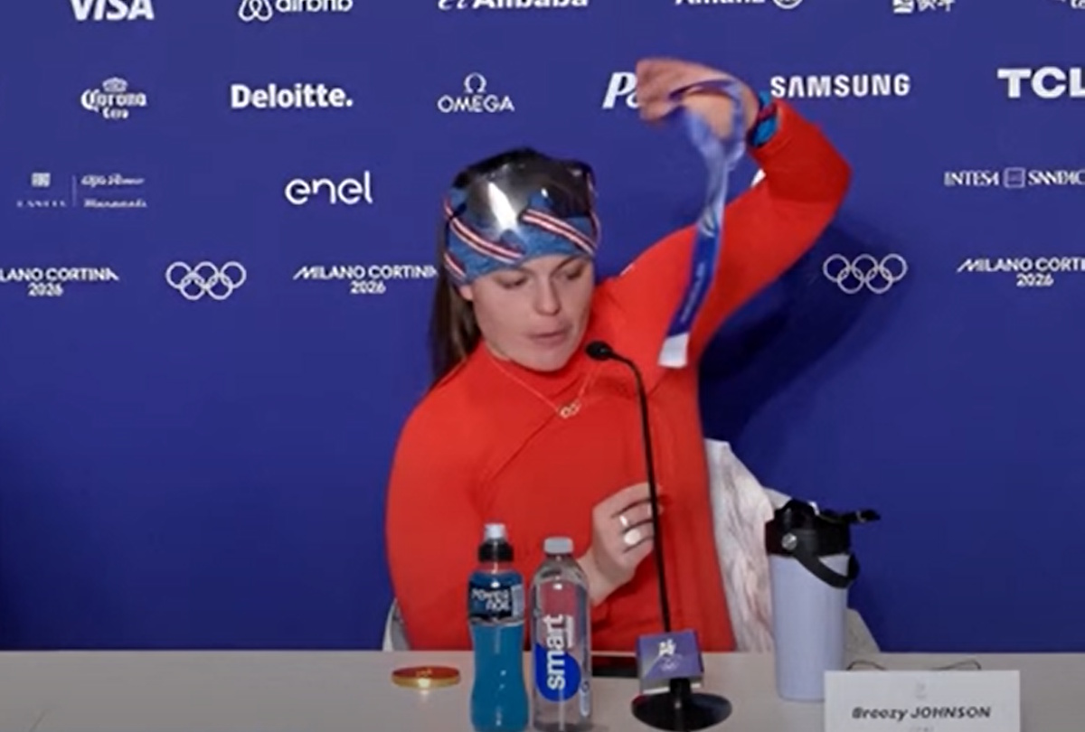 Η Μπρίτζι Τζόνσον με το χαλασμένο μετάλλιο