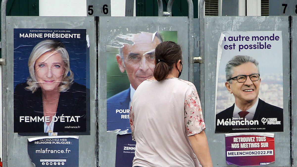 Αφίσα με τη Λεπέν (αριστερά) και Μελανσόν (δεξιά) ? AP