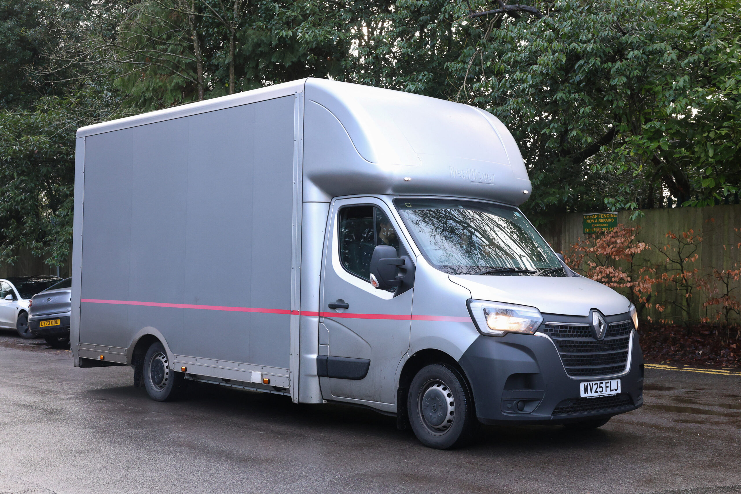 Βαν μεταφέρει τα πράγματα του Άντριου