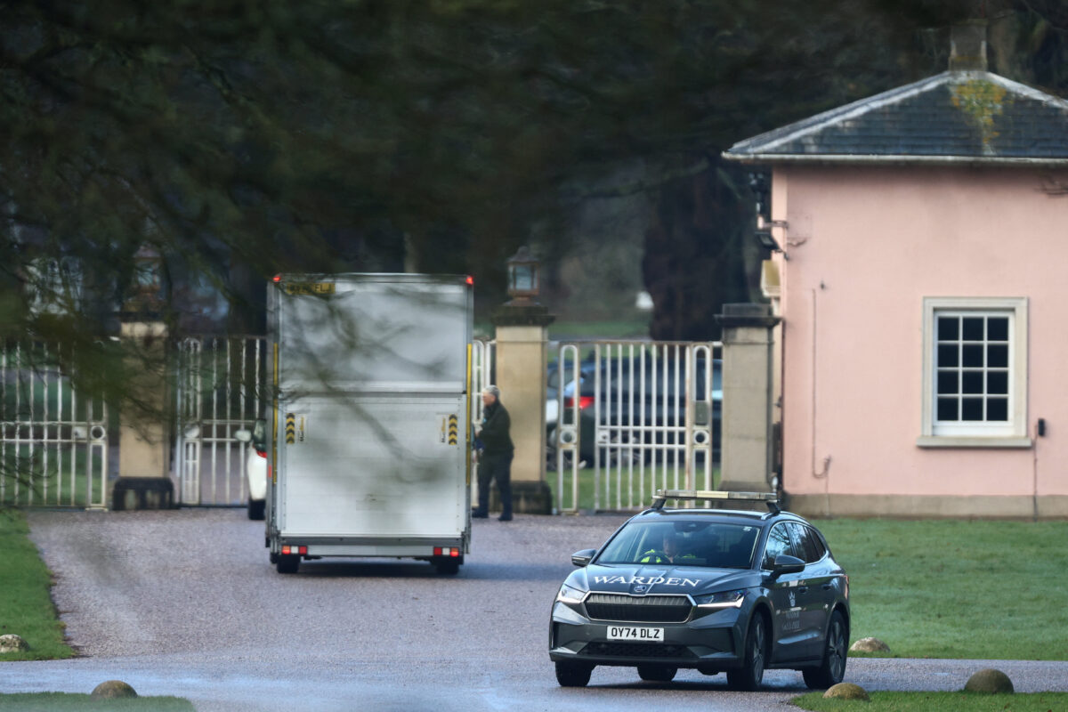 φορτηγό μεταφέρει αντικείμενα του Άντριου