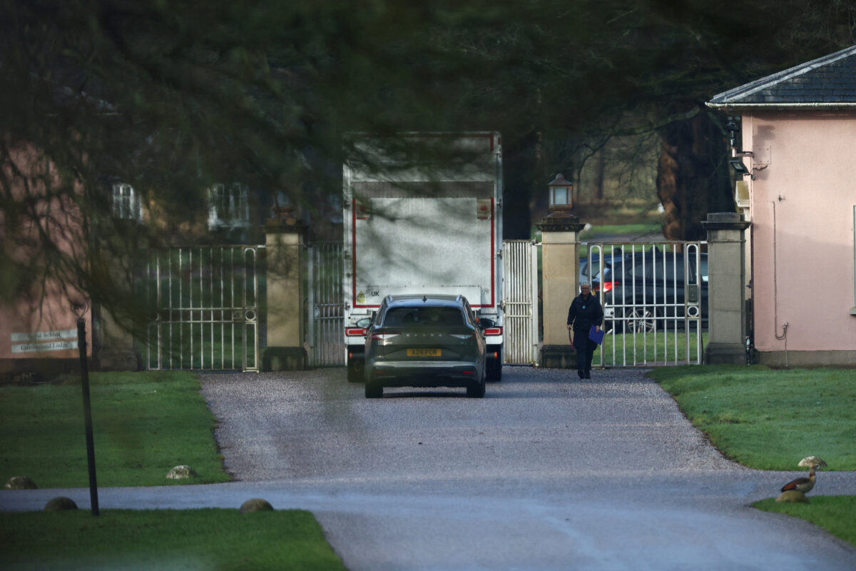 αυτοκίνητα συνοδεύουν το φορτηγό μεταφορικής