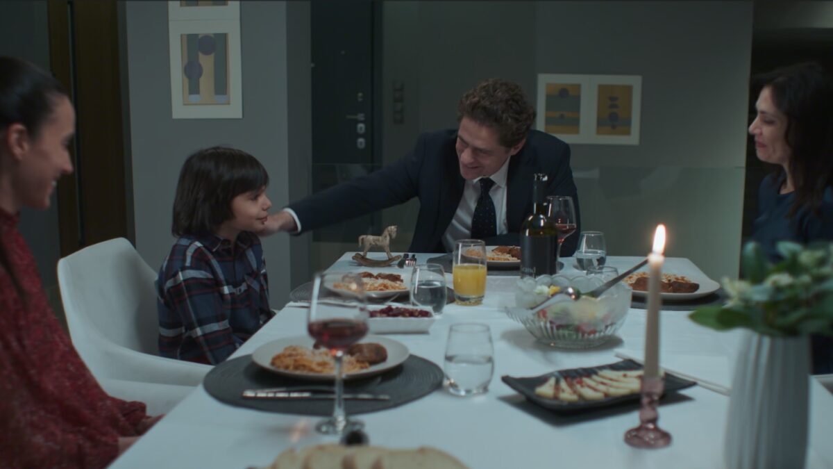 Μία νύχτα μόνο – επόμενα επεισόδια: Αρετή και Οδυσσέας ανακοινώνουν στον Πετράκη ότι θα παντρευτούν