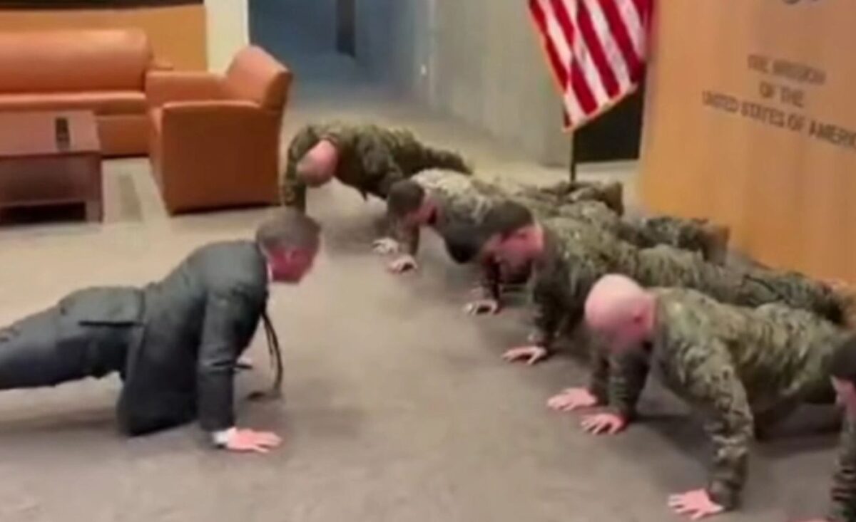 Ο Μάικ Γουόλτς κάνει push ups