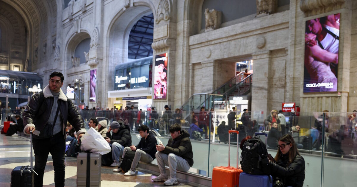 Επιβάτες στον κεντρικό σταθμό του Μιλάνου σε αναμονή λόγω των ερευνών