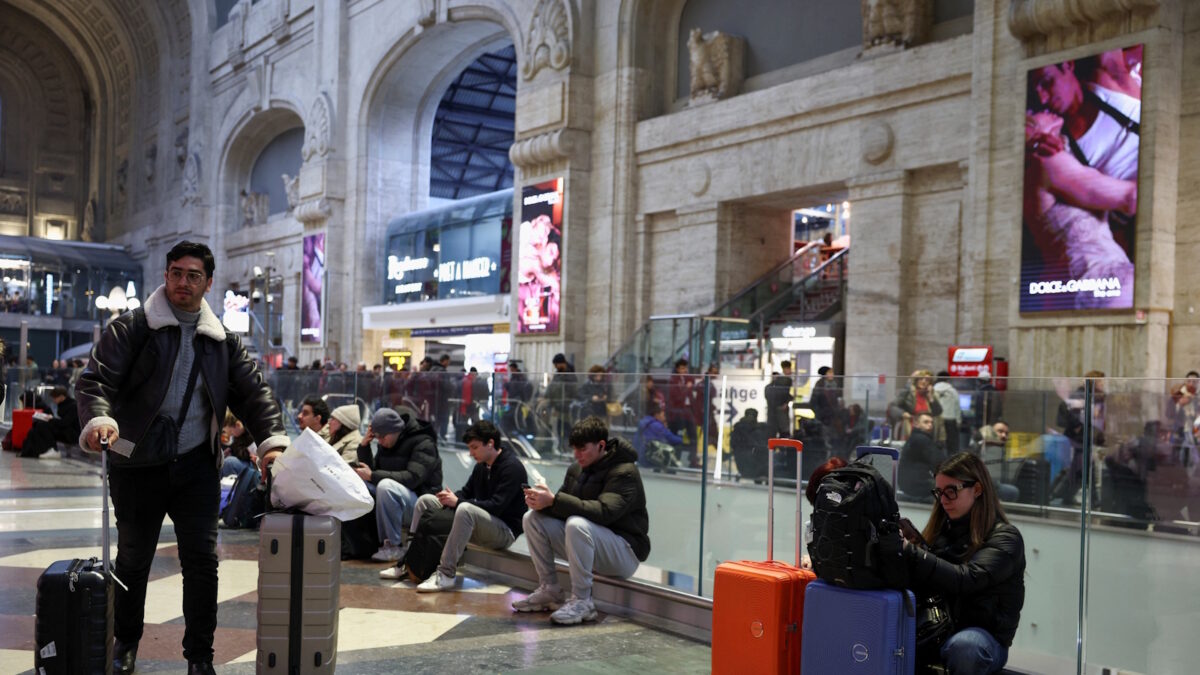 Επιβάτες στον κεντρικό σταθμό του Μιλάνου σε αναμονή λόγω των ερευνών