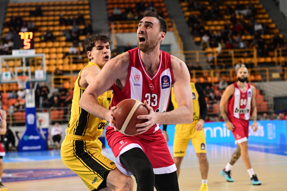 Ο Νίκολα Μιλουτίνοφ