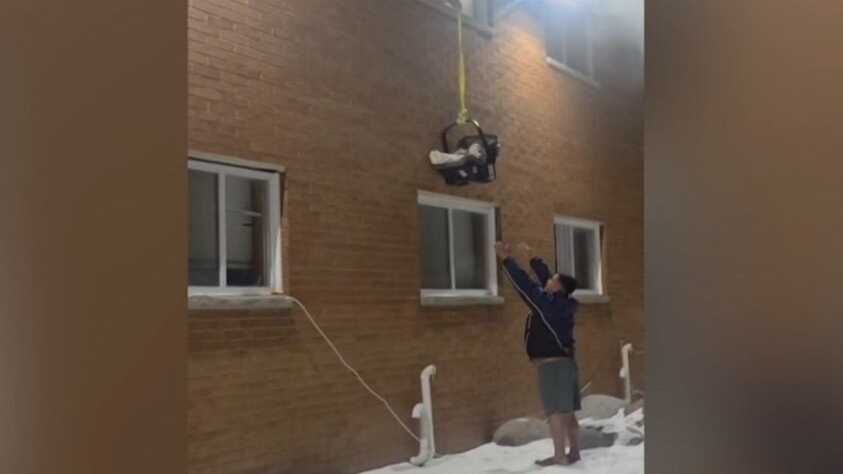 Δραματική διάσωση μωρού από φλεγόμενο σπίτι στο Μιλγουόκι των ΗΠΑ