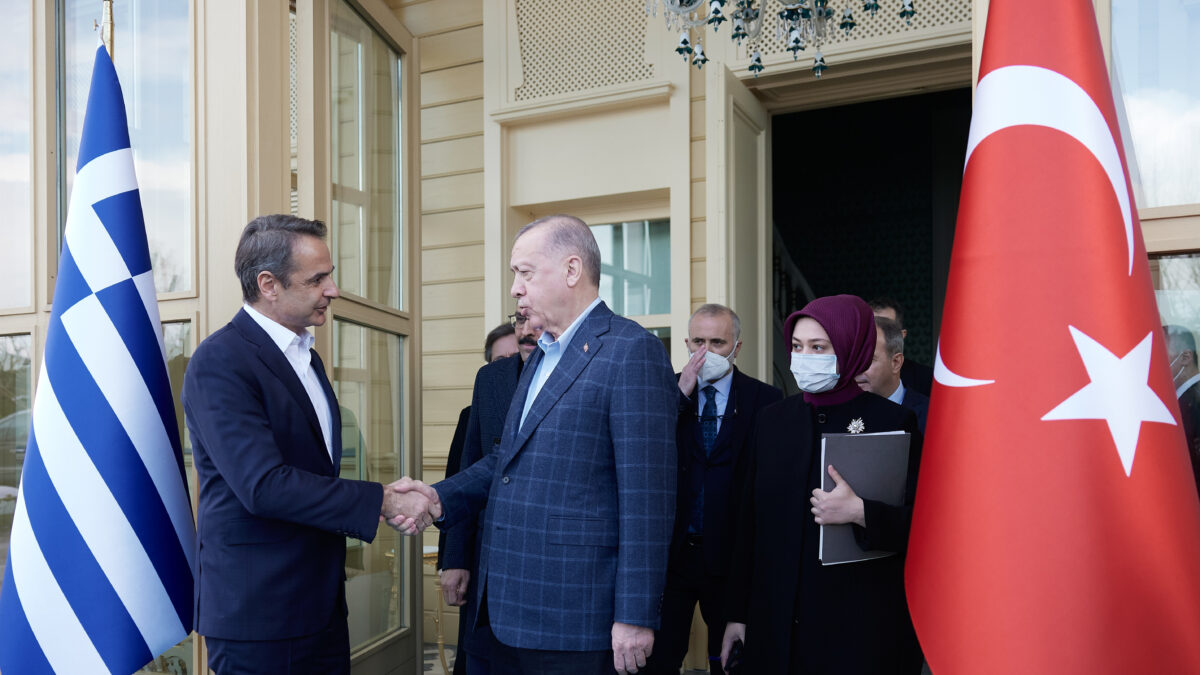 Στιγμιότυπο από τη συνάντηση του πρωθυπουργού, Κυριάκου Μητσοτάκη με τον πρόεδρο της Τουρκίας, Ρετζέπ Ταγίπ Ερντογάν στην Κωνσταντινούπολη τον Μάρτιο του 2022.
(ΔΗΜΗΤΡΗΣ ΠΑΠΑΜΗΤΣΟΣ
