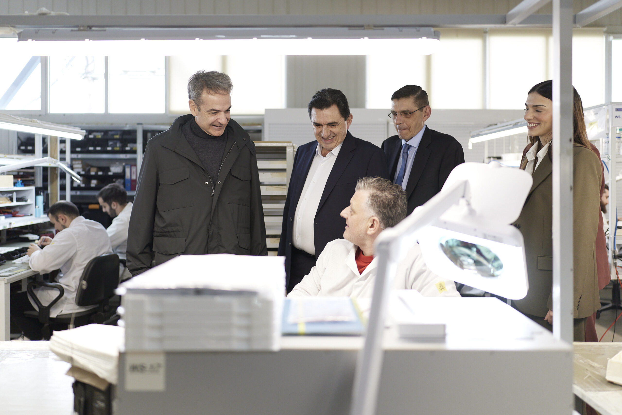 Στιγμιότυπο από την επίσκεψη του πρωθυπουργού Κυριάκου Μητσοτάκη στις εγκαταστάσεις της Prisma Electronics (Πηγή φωτογραφίας: ΓΤ Πρωθυπουργού)