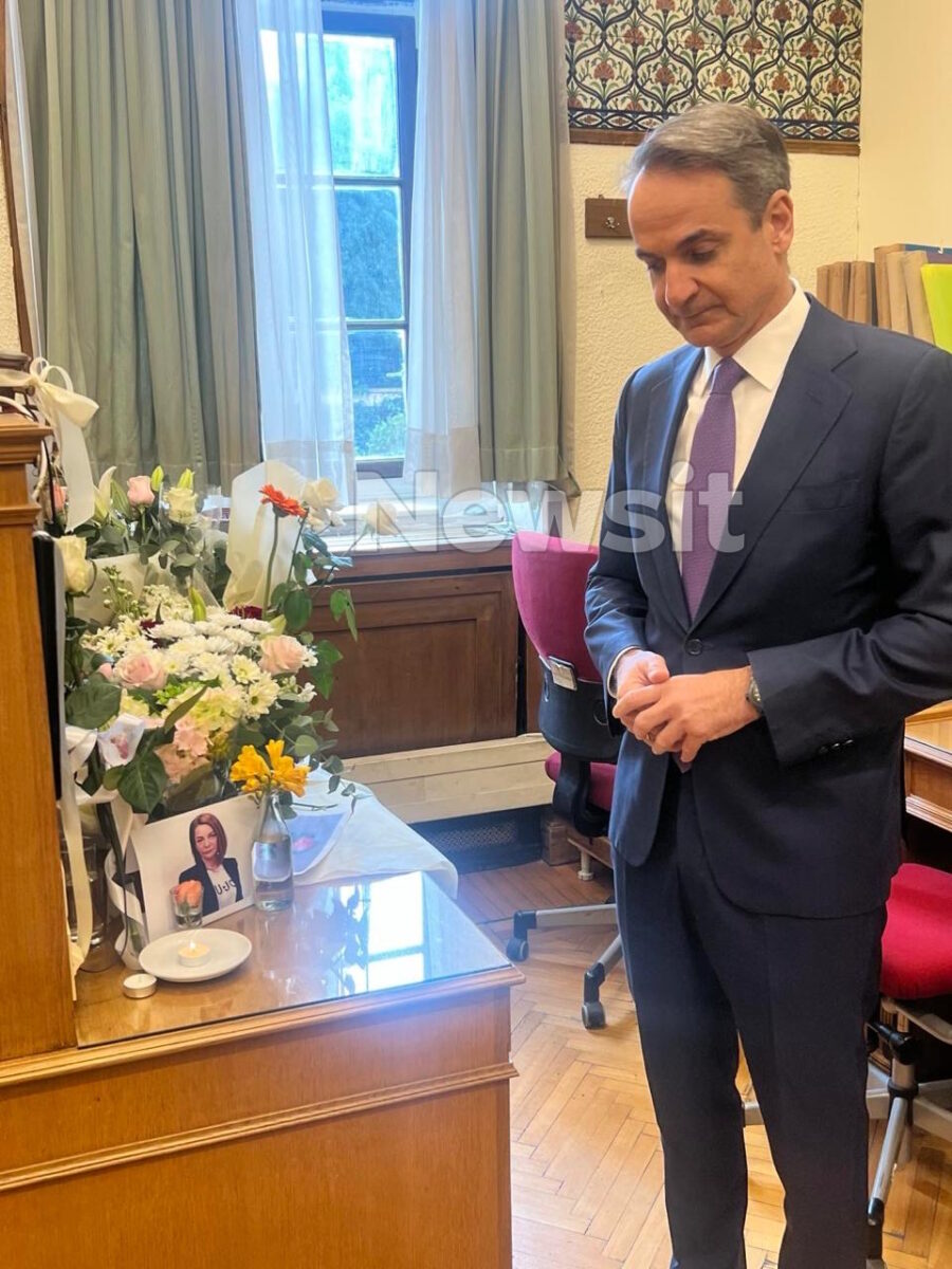 Ο Κυριάκος Μητσοτάκης στο γραφείο της Αντιγόνης Πανέλλη στη Βουλή