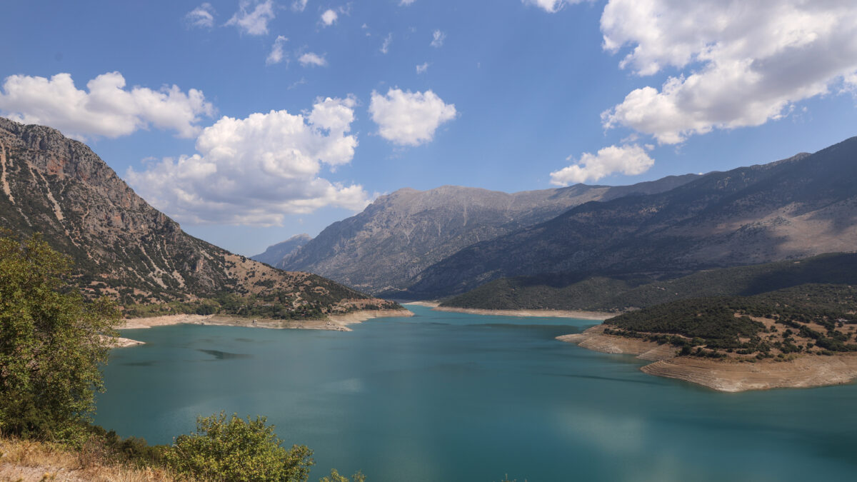 Η τεχνητή λίμνη του Μόρνου