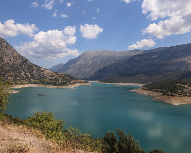 Η τεχνητή λίμνη του Μόρνου
