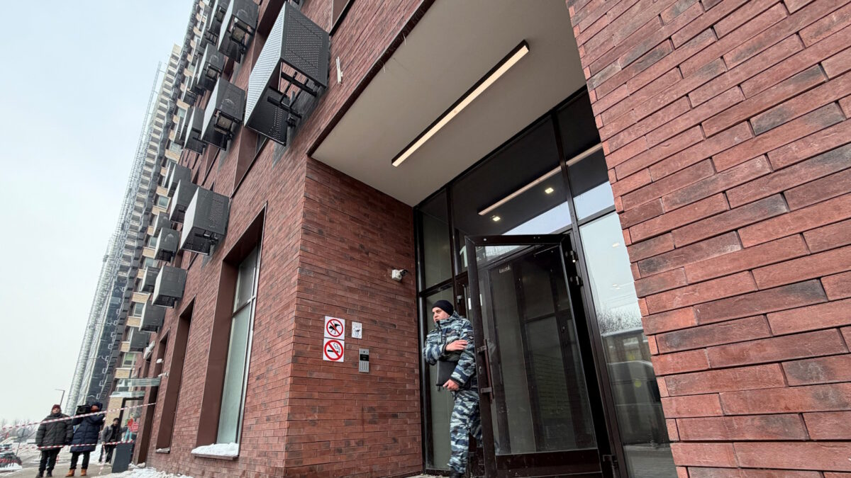 Ρώσος αστυνομικός στο σημείο όπου έγινε απόπειρα δολοφονίας του αντιστράτηγου Αλεξέγεφ στη Μόσχα