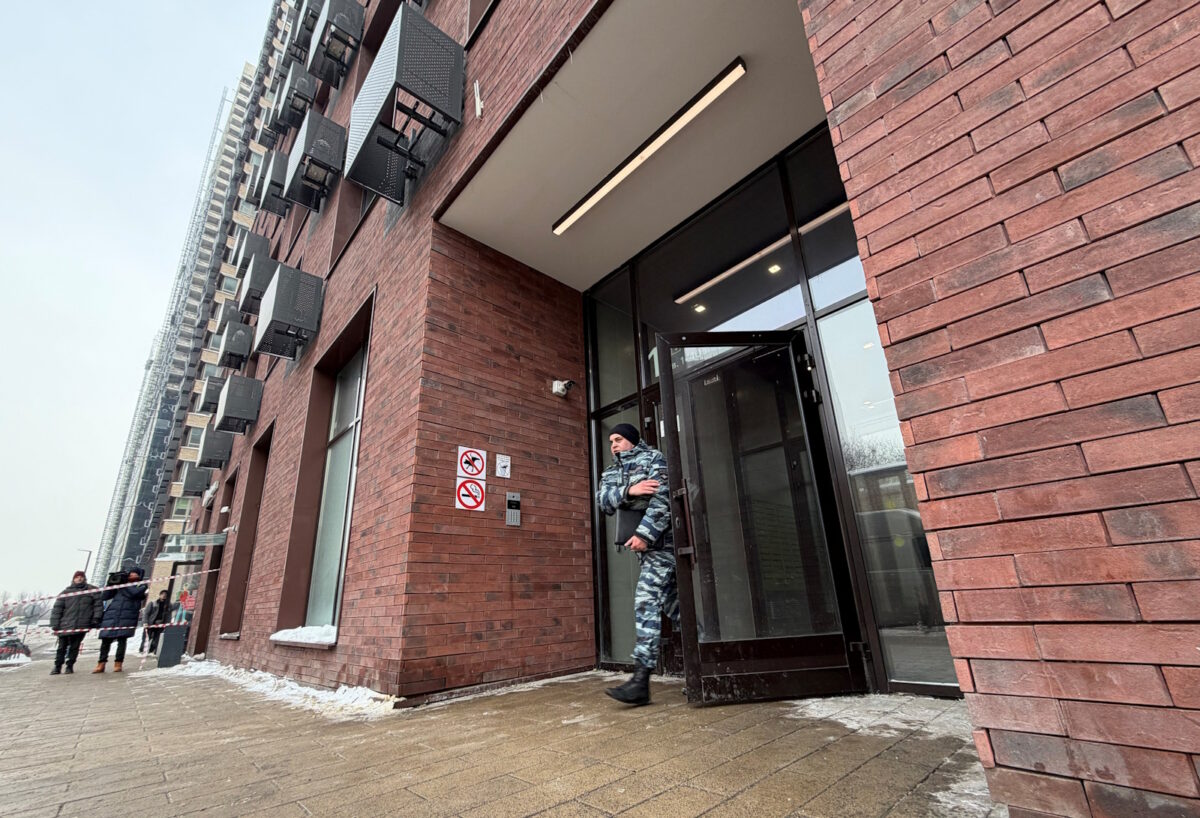 Ρώσος αστυνομικός στο σημείο όπου έγινε απόπειρα δολοφονίας του αντιστράτηγου Αλεξέγεφ στη Μόσχα