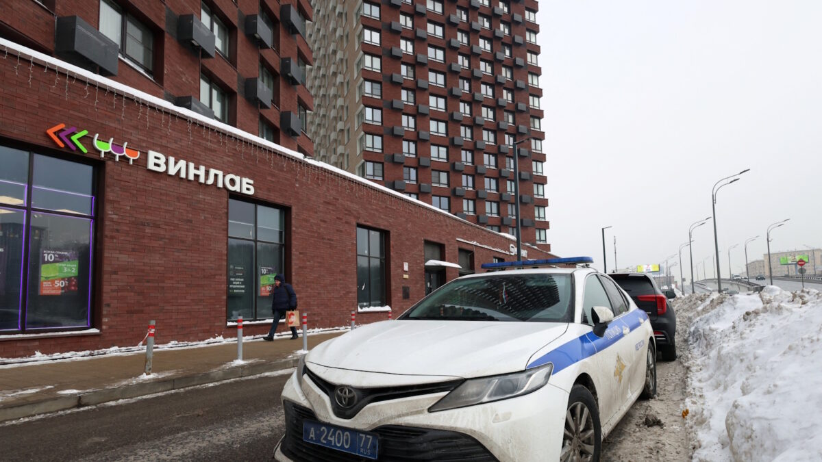 Περιπολικό στο σημείο επίθεσης κατά του αντιστράτηγου Βλαντίμιρ Αλεξέγεφ στη Μόσχα