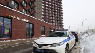 Περιπολικό στο σημείο επίθεσης κατά του αντιστράτηγου Βλαντίμιρ Αλεξέγεφ στη Μόσχα