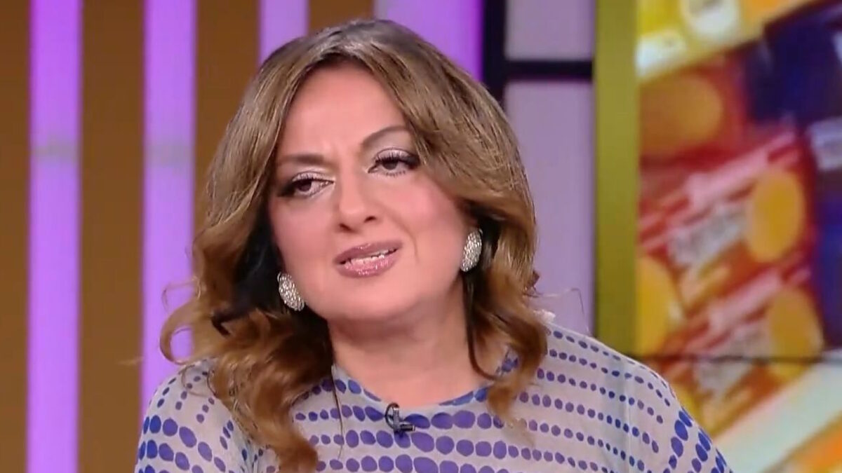 Η Σοφία Μουτίδου κατά τη διάρκεια της εκπομπής που παρουσιάζει στο OPEN