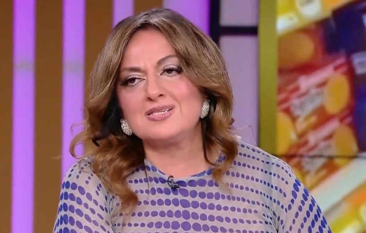 Η Σοφία Μουτίδου κατά τη διάρκεια της εκπομπής που παρουσιάζει στο OPEN