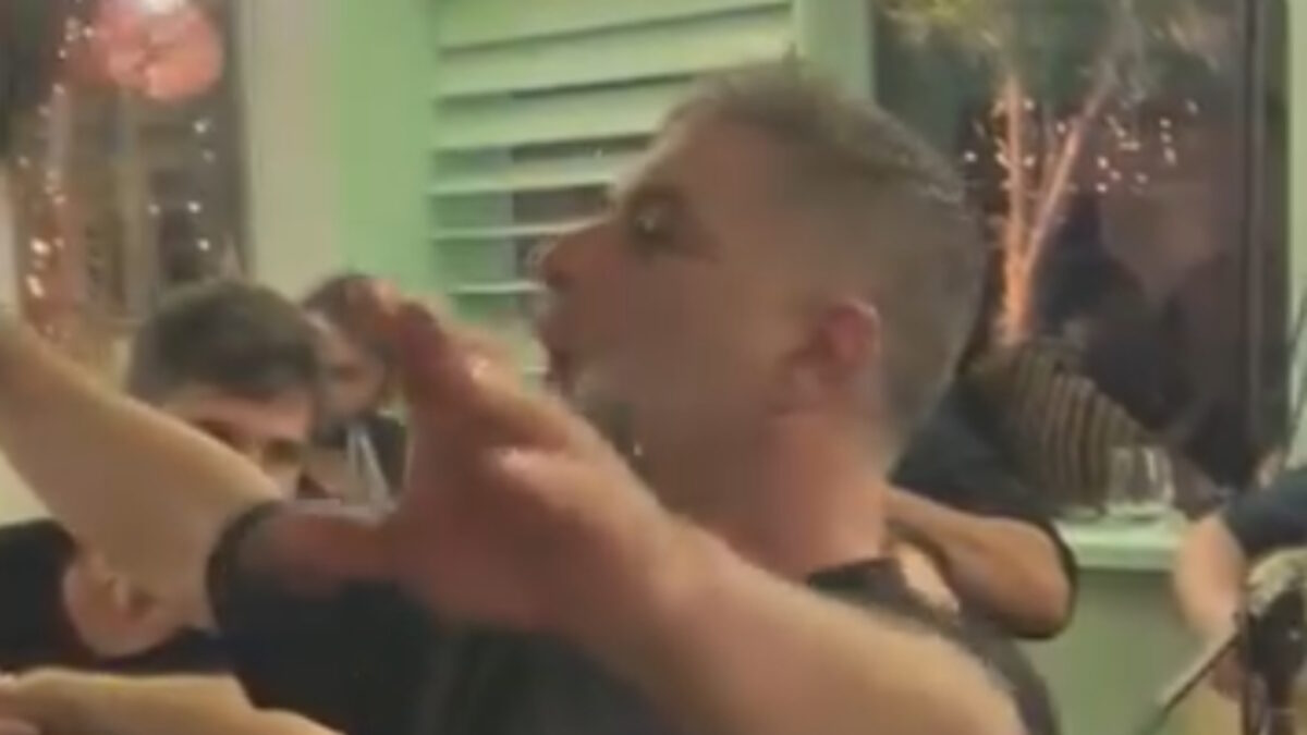 Ο Βασίλης Μπισμπίκης ενώ χορεύει ζεϊμπέκικο