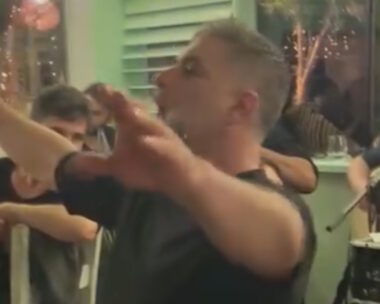 Ο Βασίλης Μπισμπίκης ενώ χορεύει ζεϊμπέκικο