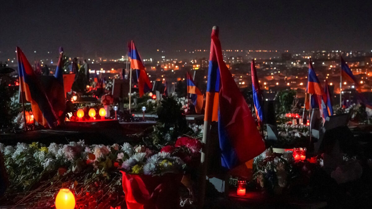 Σημαίες της Αρμενίας στους τάφους στρατιωτών που σκοτώθηκαν στον πόλεμο του Ναγκόρνο Καραμπάχ