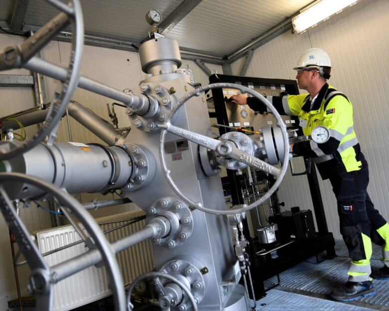 Εργαζόμενος σε αποθήκες φυσικού αερίου