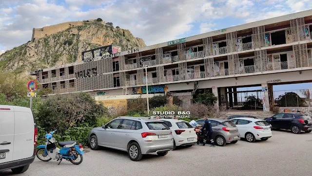 Το κτήριο από το οποίο έπεσε η 15χρονη