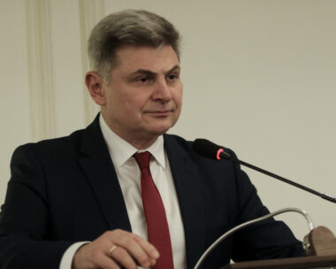 Νίκος Φαραντούρης