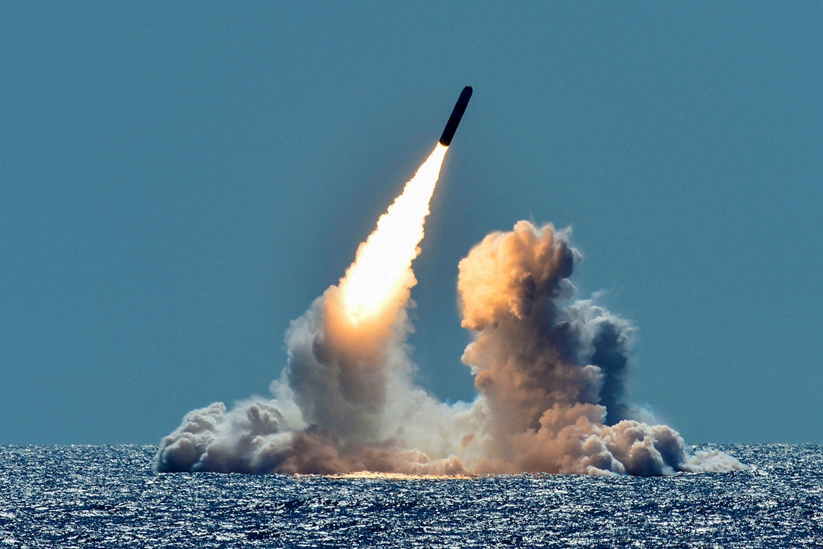 Ένας βαλλιστικός πύραυλος Trident II D5 χωρίς φορτίο εκτοξεύεται δοκιμαστικά από το υποβρύχιο USS Nebraska