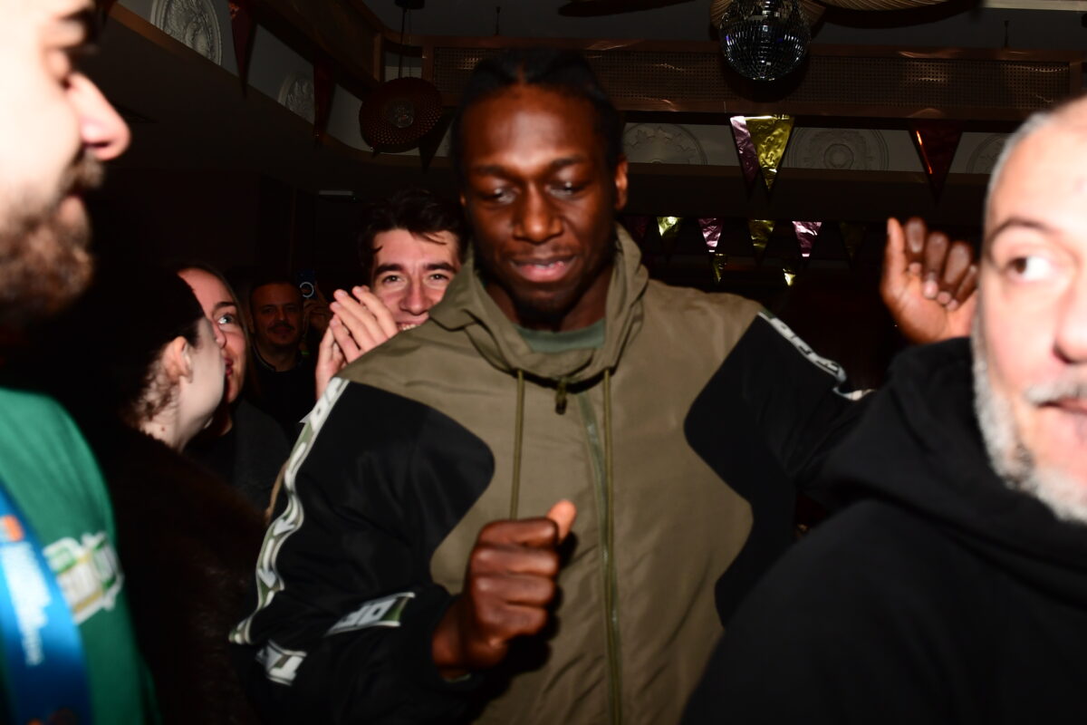 &Pi;&alpha;&nu;&alpha;&theta;&eta;&nu;&alpha;ϊ&kappa;ό&sigmaf;: &Tau;&omicron; &pi;&rho;ά&sigma;&iota;&nu;&omicron; &gamma;&lambda;έ&nu;&tau;&iota; &tau;&omega;&nu; &Kappa;&upsilon;&pi;&epsilon;&lambda;&lambda;&omicron;ύ&chi;&omega;&nu; &mu;&epsilon; &tau;&omicron;&nu; &Nu;&alpha;&nu; &nu;&alpha; &tau;&rho;&alpha;&gamma;&omicron;&upsilon;&delta;ά &laquo;&delta;&epsilon;&nu; &theta;&alpha; &pi;&alpha;&sigmaf; &pi;&omicron;&upsilon;&theta;&epsilon;&nu;ά&raquo;