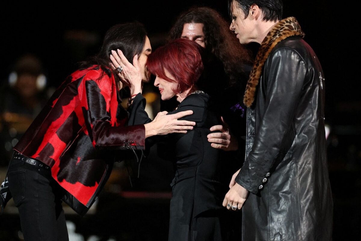 Ο κιθαρίστας Νούνο Μπέτενκορτ φιλάει την Σάρον Όσμπορν