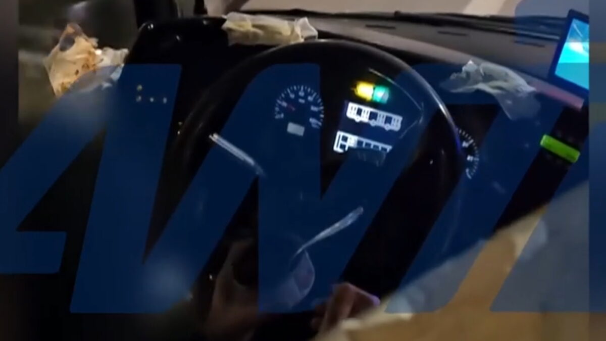 Ο οδηγός λεωφορείου την ώρα που τρώει