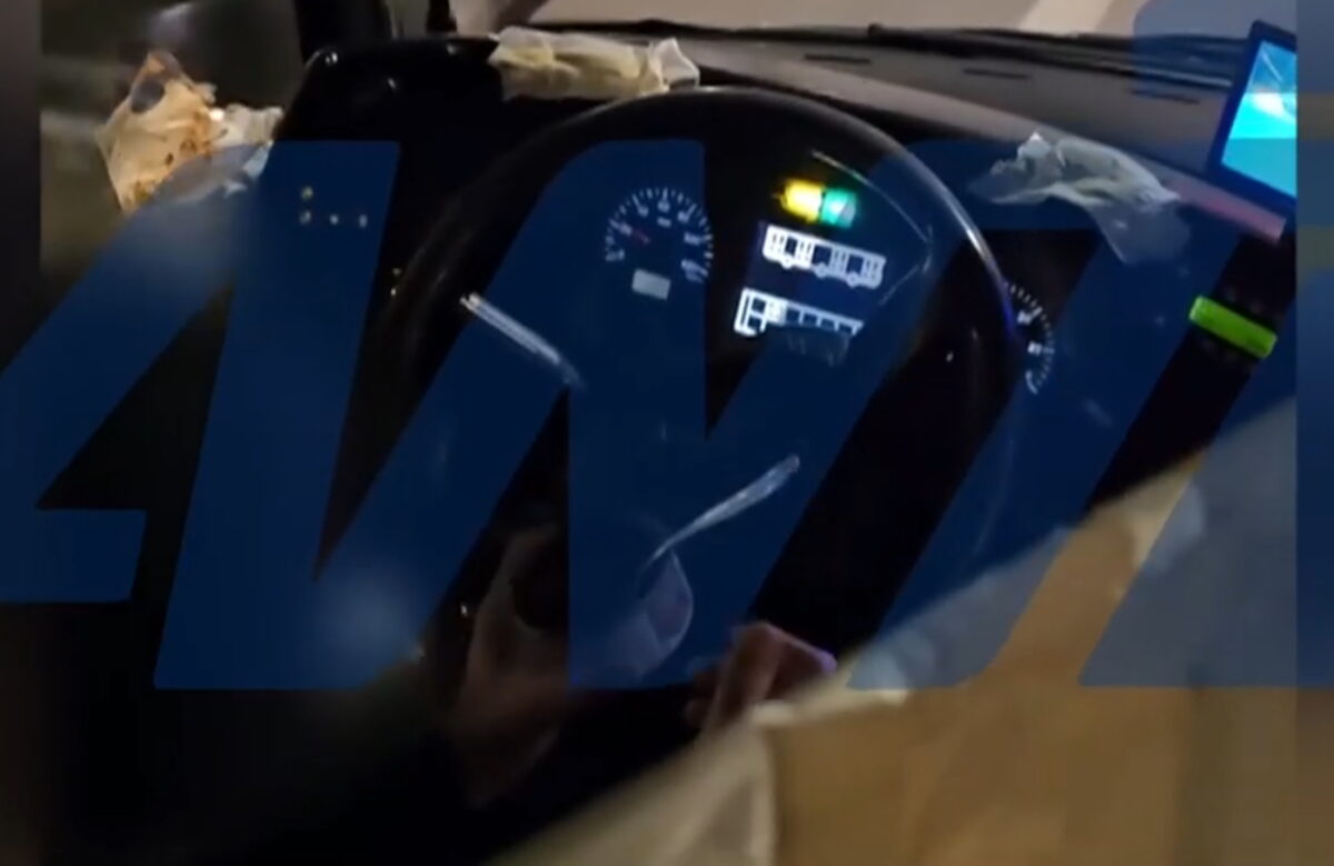 Ο οδηγός λεωφορείου την ώρα που τρώει