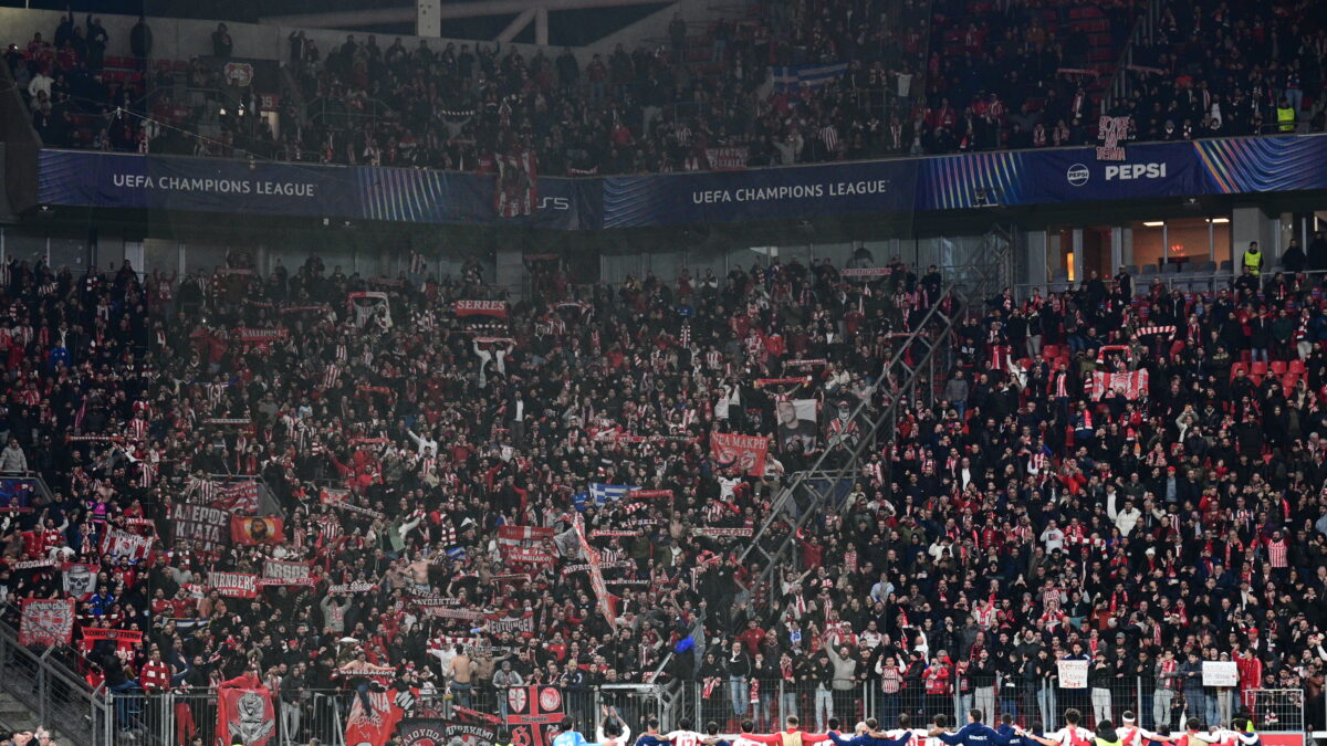 Οι παίκτες και ο κόσμος του Ολυμπιακού