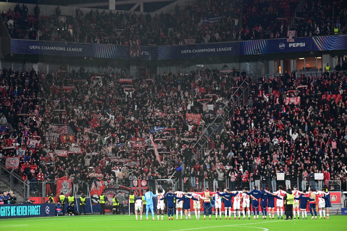 Οι παίκτες και ο κόσμος του Ολυμπιακού